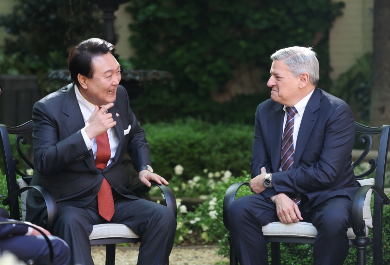 President Yoon Suk Yeol (left) on the afternoon of April 24 talks with Netflix co-CEO Ted Sarandos during their meeting at Blair House, the official guesthouse of the U.S. president, in Washington. 