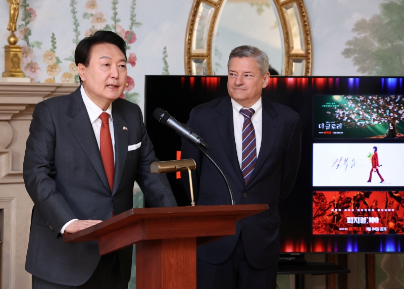 President Yoon Suk Yeol (left), on a state visit to the U.S., on April 24 announces Netflix's decision to invest in Korean content after a meeting with Netflix co-CEO Ted Sarandos at Blair House in Washington. 