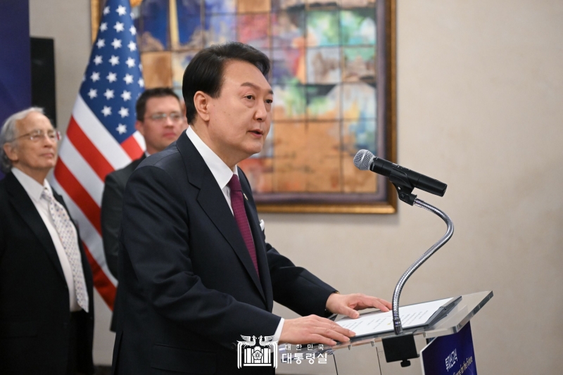 President Yoon Suk Yeol on the morning of April 25 speaks at an investment declaration ceremony during the U.S.-Korea Business Roundtable at the U.S. Chamber of Commerce in Washington. 