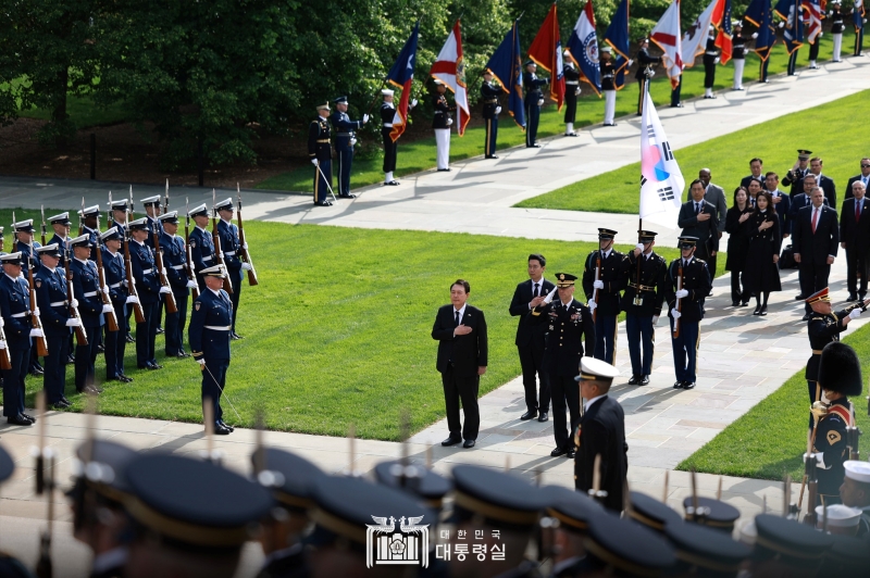 President Yoon Suk Yeol and first lady Kim Keon Hee on the morning of April 25 salute the national flag while visiting Arlington National Cemetery in Arlington, Virginia, near Washington. 