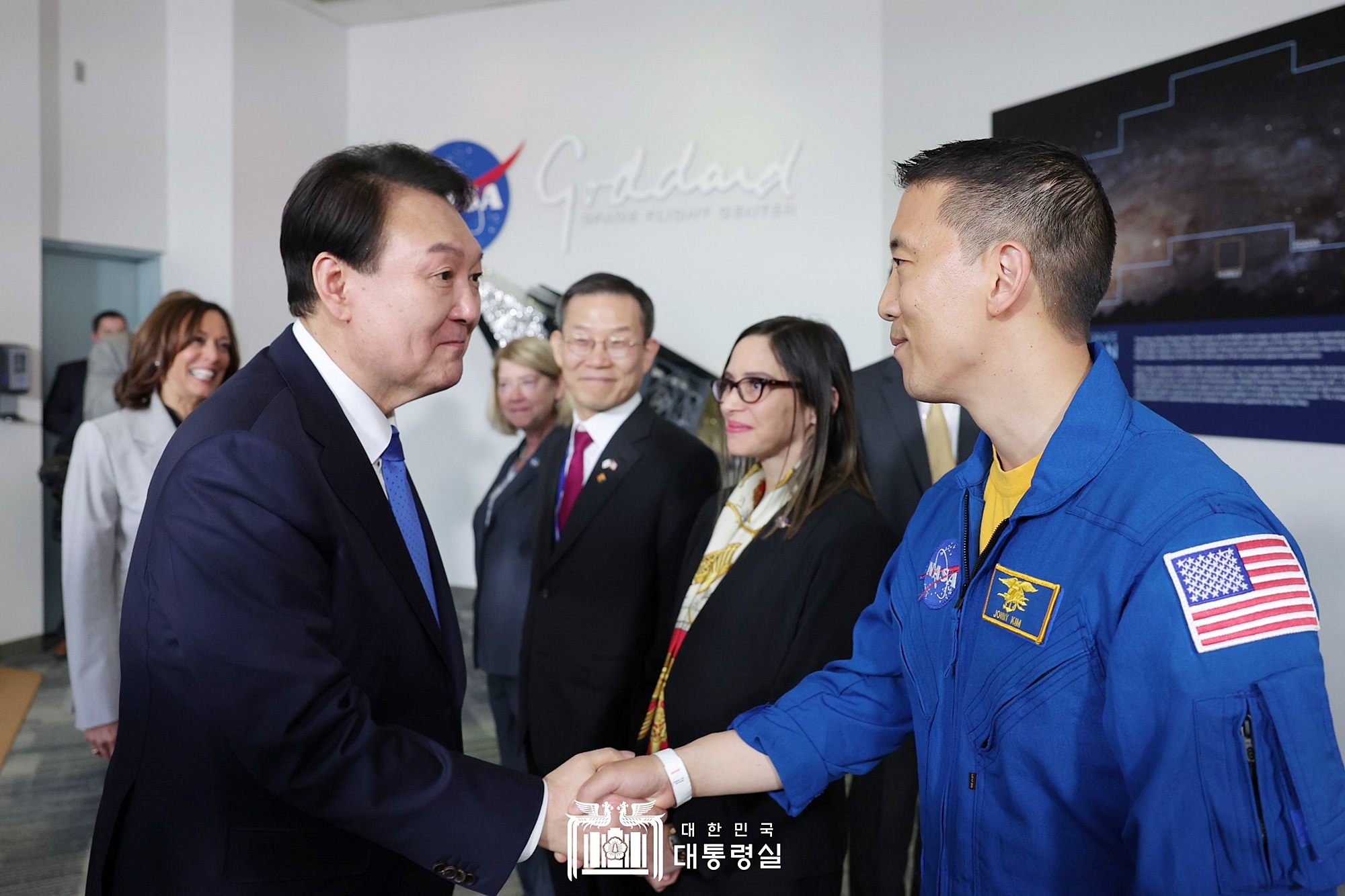 President Yoon Suk Yeol on April 25 shakes hands with ethnic Korean scientists while visiting NASA's Goddard Space Flight Center in Greenbelt, Maryland. 