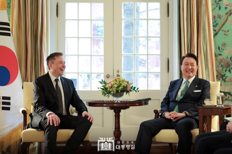 President Yoon Suk Yeol on April 26 talks with Tesla CEO Elon Musk at Blair House, the guest facility of the White House, in Washington. 