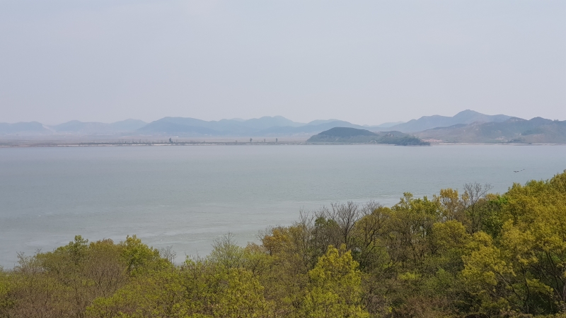 This view of the Hangang River estuary and North Korea is from Ganghwa Peace Observatory in Gangwa-gun County of Incheon. (Kim Hyelin) 