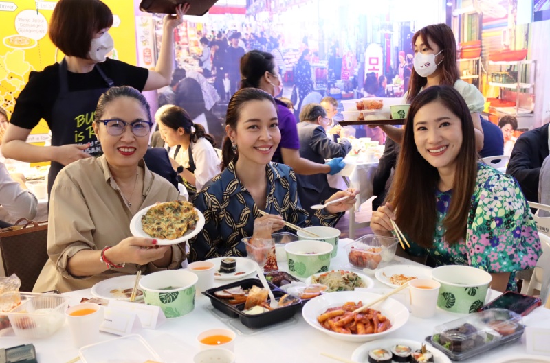 Visitors on the morning of May 2 at the Korean Cultural Center in downtown Bangkok, Thailand, try Busan cuisine at the opening ceremony of an exhibition promoting the Korean port city's bid to host the 2030 World Expo through Busan's tourism and cuisine as seen in movies. 