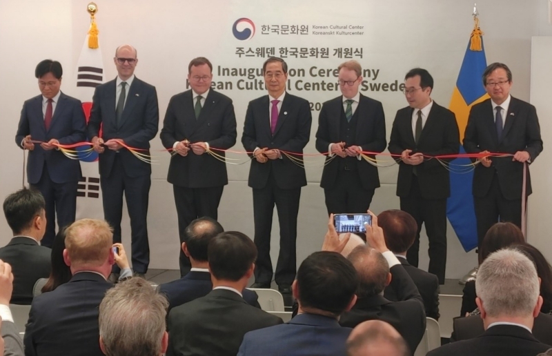 Guests at the opening ceremony of the Korean Cultural Center in Stockholm, Sweden, on the morning of May 8 cut the opening ribbon. From left are Korean Culture and Information Service Director Kim Jangho, Swedish Ambassador to Korea Daniel Wolven, Stockholm City Council President Olle Burell, Prime Minister Han Duck-soo, Swedish Minister of Foreign Affairs Tobias Billstrom, Second Vice Minister of Foreign Affairs Lee Dohoon and Korean Ambassador to Sweden Chung Byungwon. 