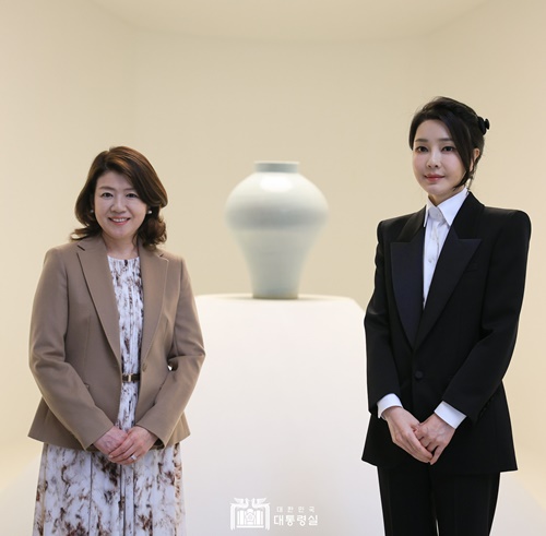 First lady Kim Keon Hee (right) and her Japanese counterpart Yuko Kishida on May 8 pose for a photo after seeing a collection of white porcelain from both nations at Leeum Museum of Art in Seoul's Yongsan-gu District. 