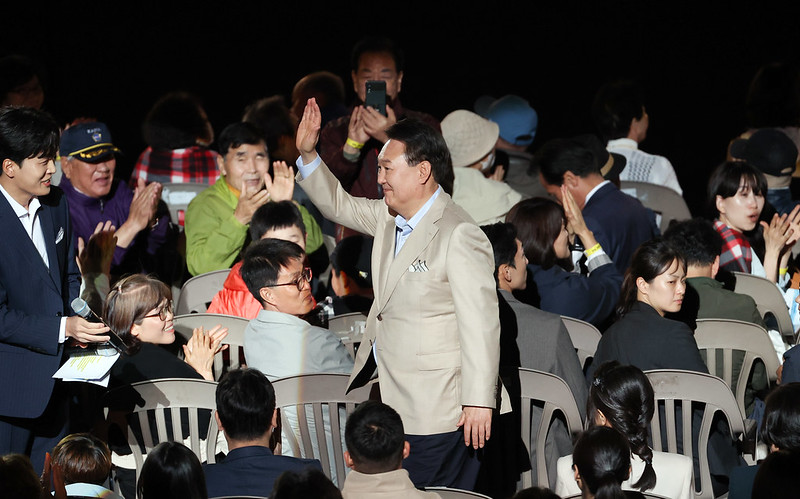 President Yoon Suk Yeol on May 10 waves to the crowd at a music concert marking the first anniversary of Cheong Wa Dae's opening to the public. (Kim Sunjoo) 