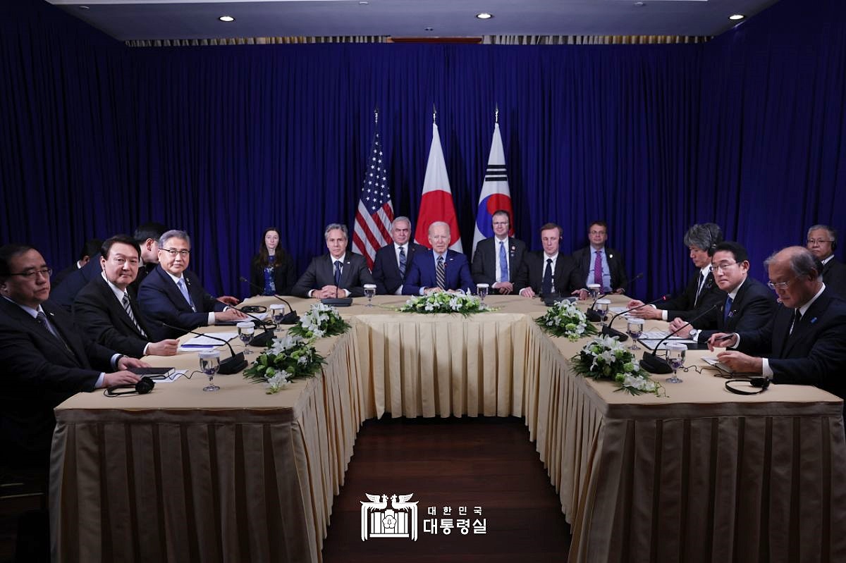 President Yoon Suk Yeol will attend the summit of the Group of 7 economies from May 19-21 in Hiroshima, Japan. Shown is the president (second from left) posing for a group photo on Nov. 13, 2022, with U.S. President Joe Biden (middle of center table) and Japanese Prime Minister Fumio Kishida (second from right) at a trilateral summit held at a hotel in Phnom Penh, Cambodia. (Office of the President) 