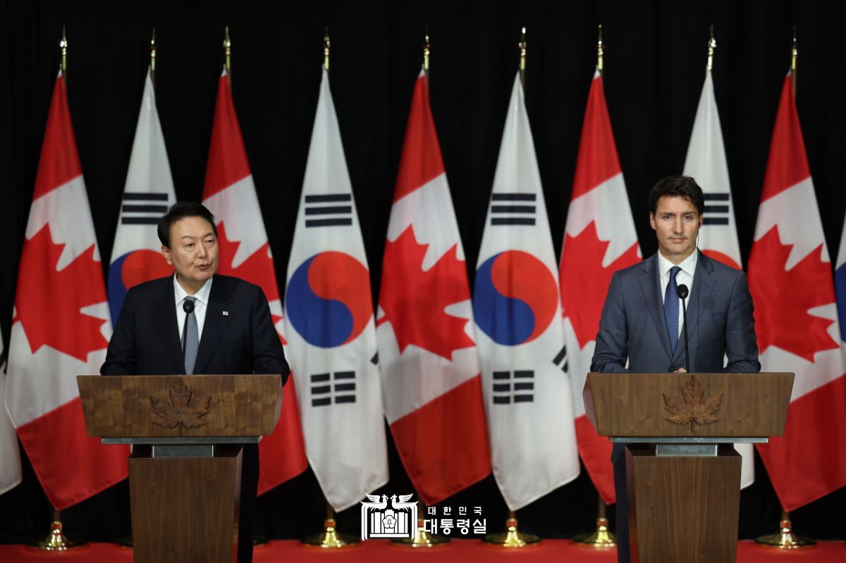 President Yoon Suk Yeol (left) on Sept. 23, 2022, holds a joint news conference with Canadian Prime Minister Justin Trudeau at the Sir John A. McDonald Building in Ottawa, Canada. 