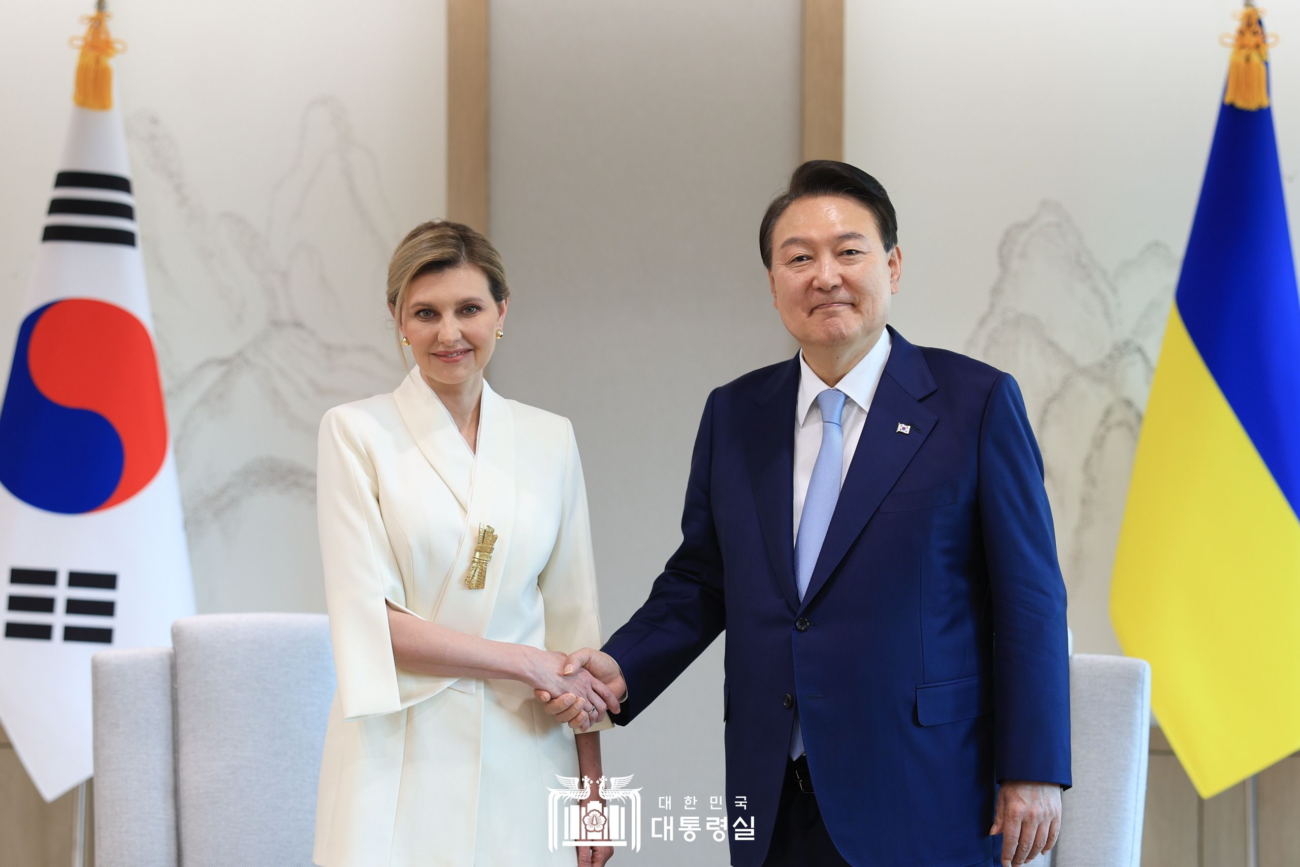 President Yoon Suk Yeol on May 16 shakes hands with Ukrainian first lady Olena Zelenska, wife of Ukranian President Volodymyr Zelenskyy, at the presidential office in Seoul.