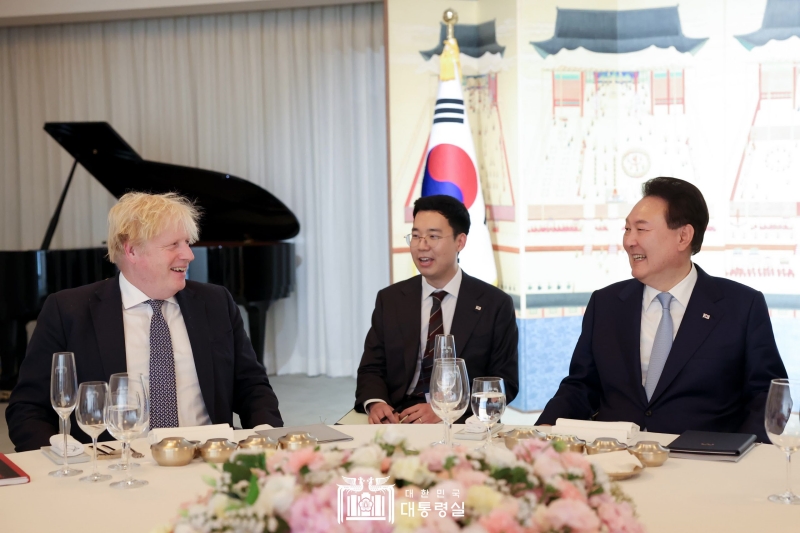 President Yoon Suk Yeol (right) on May 16 talks over dinner to former British Prime Minister Boris Johnson at the presidential residence in Seoul.