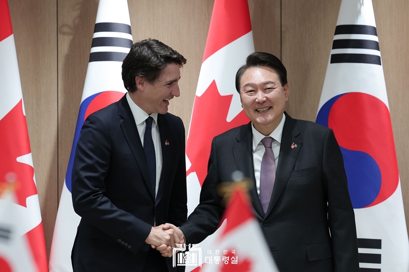 President Yoon Suk Yeol and Canadian Prime Minister Justin Trudeau on May 17 take a photo before their summit at the presidential office in Seoul. (Office of the President) 