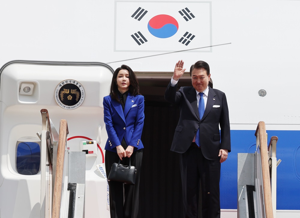 President Yoon Suk Yeol and first lady Kim Keon Hee on the afternoon of May 19 say farewell before boarding the presidential plane Code One at Seoul Air Base in the capital's southern suburb of Seongnam bound for Hiroshima, Japan, to attend the Group of 7 economies summit opening that day. (Yonhap News)