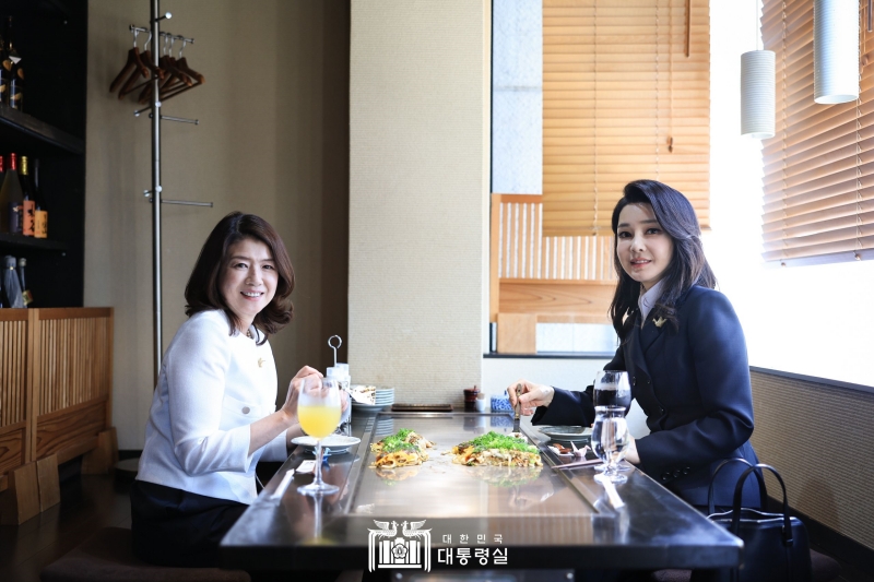 First lady Kim Keon Hee (right) on May 21 takes a photo with her Japanese counterpart Yuko Kishida, the wife of Japanese Prime Minister Fumio Kishida, at a restaurant in Hiroshima, Japan. .