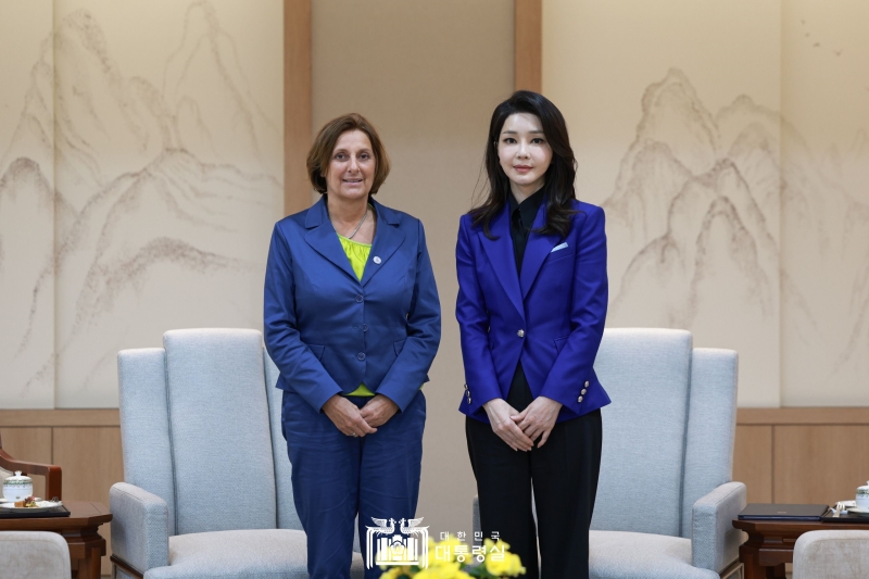 First lady Kim Keon Hee (right) on May 21 takes a photo with German counterpart Britta Ernst, wife of German Chancellor Olaf Scholz, at the presidential office in Seoul. 