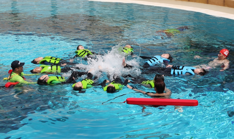 Elementary school students on May 22 learn survival swimming skills at the leisure water cluster Wave Park in Siheung, Gyeonggi-do Province.
