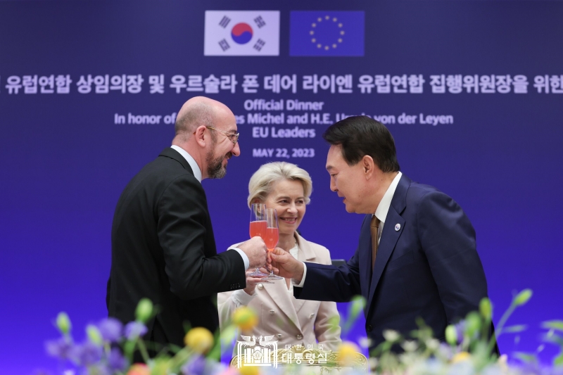 President Yoon Suk Yeol (right) on May 22 gives a toast with European Council President Charles Michel (left) and European Commission President Ursula von der Leyen at an official dinner held at the Office of the President in Seoul.
