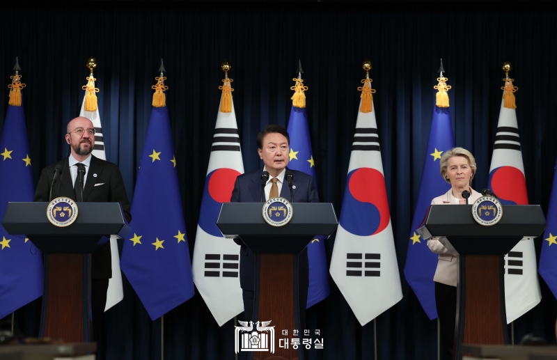 President Yoon Suk Yeol (middle) on May 22 holds a joint news conference with European Council President Charles Michel (left) and European Commission President Ursula von der Leyen at the Office of the President in Seoul..