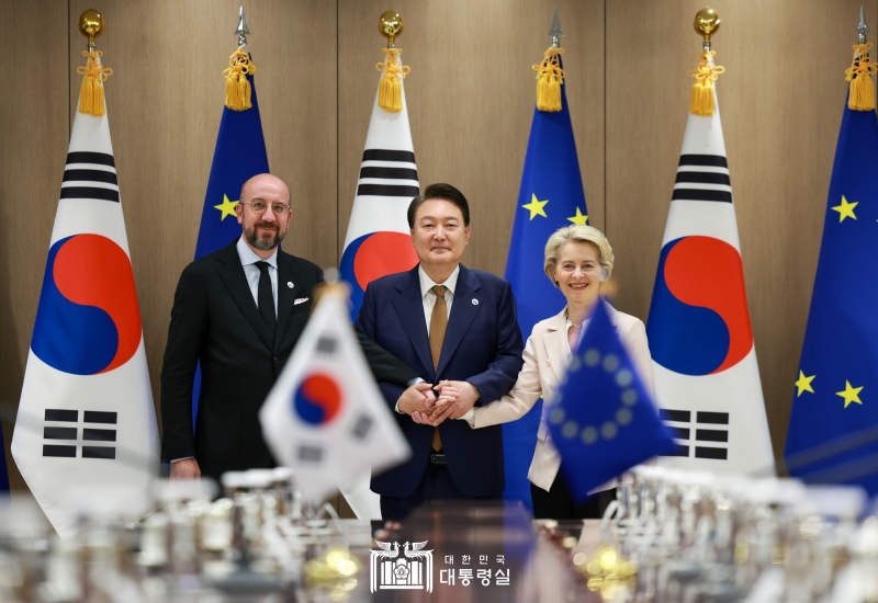 President Yoon Suk Yeol (middle) on May 22 takes a photo with European Council President Charles Michel (left) and European Commission President Ursula von der Leyen at the presidential office in Seoul before their bilateral summit.