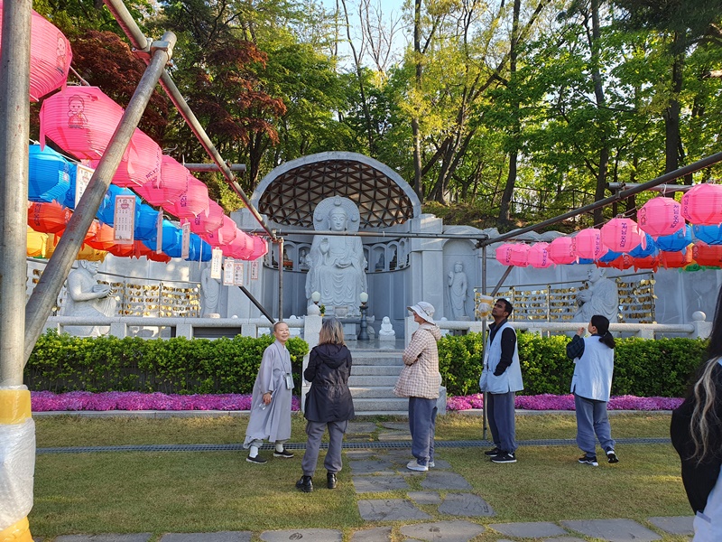Ven. Cheong-shim gives a lecture on the history of Korean Buddhism during a tour of Hwagyesa Temple. (Cao Thi Ha).