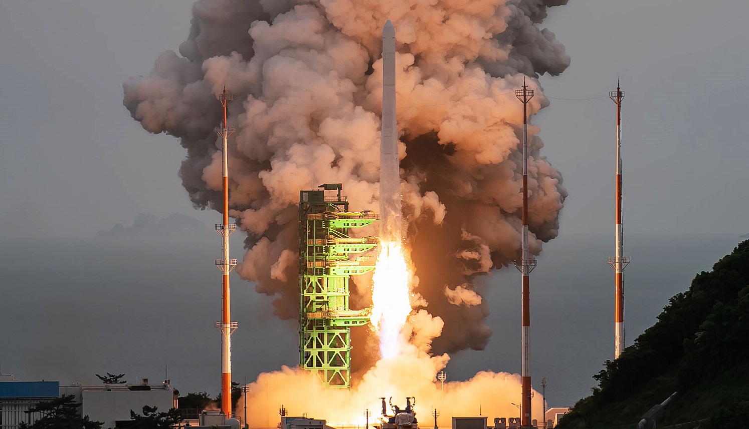The domestically developed space rocket KSLV-II, aka Nuri, on May 25 blasts off from Naro Space Center in Goheung-gun County, Jeollanam-do Province. (Korea Aerospace Research Institute)