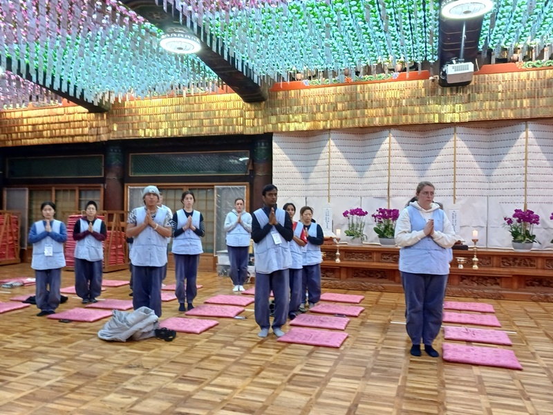 Eighteen foreign nationals from April 18-19 took part in a templestay at Hwageysa Temple in Seoul's Gangbuk-gu District to experience domestic Buddhist culture. They are shown here on April 19 performing an early morning ritual. (Hwagyesa Temple)