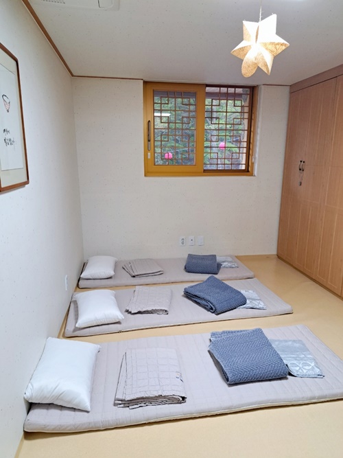 Templestay participants on April 18 arrived at a building of Hwagyesa Temple for the program. They were assigned rooms and received modern versions of daily Hanbok (traditional clothes) to wear. (Laida Landea Ruiz)