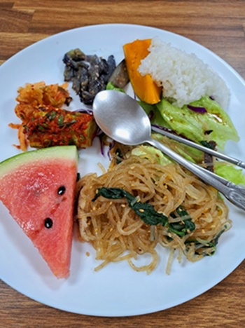 Breakfast at Hwagyesa Temple (Laida Landea Ruiz)