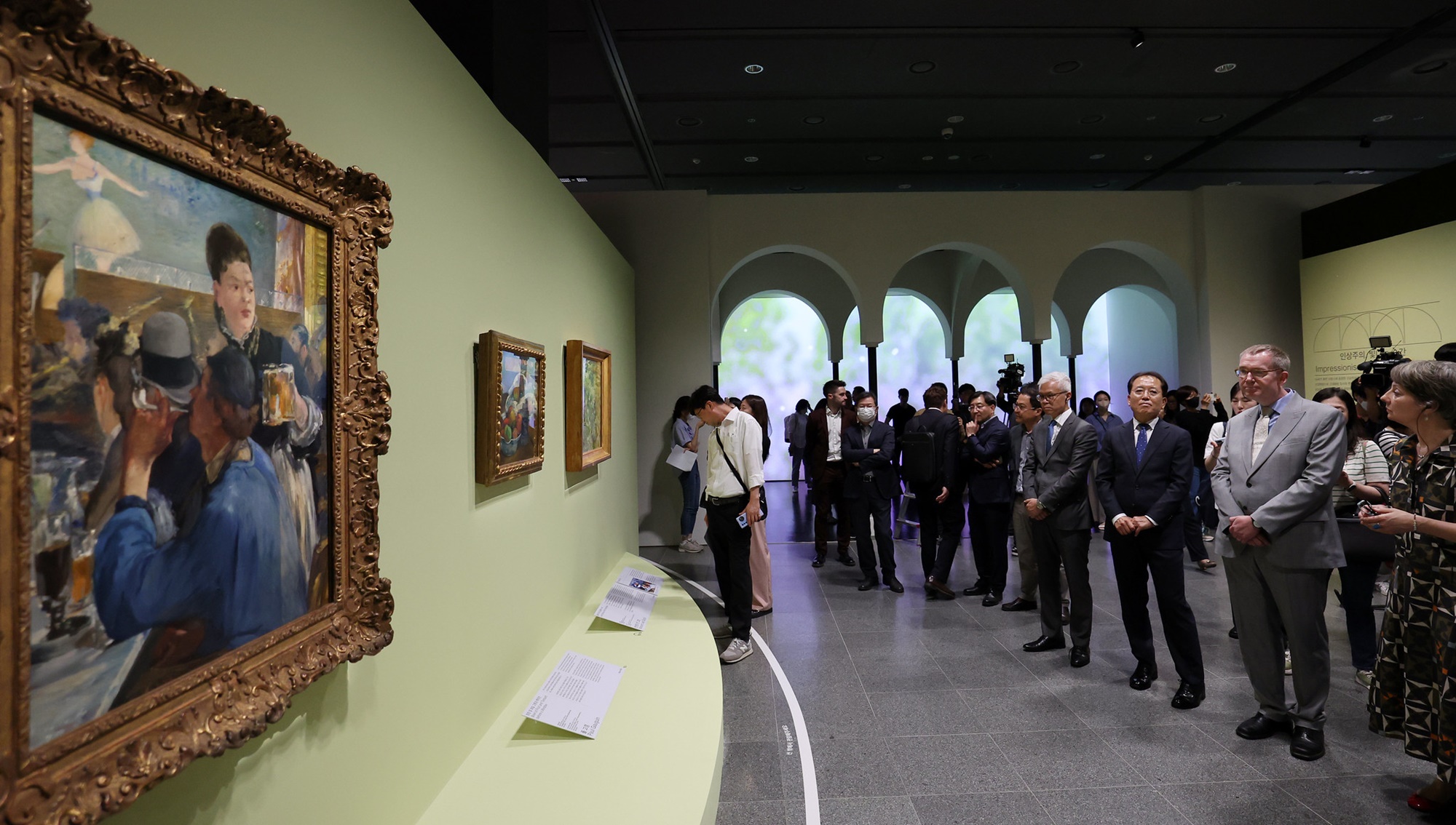 British Ambassador to Korea Colin Crooks (second from right), National Museum of Korea Director General Yoon Sung Yong (third from right), and domestic and foreign journalists on June 1 attend a media event at the museum on the opening of the commemorative exhibition 