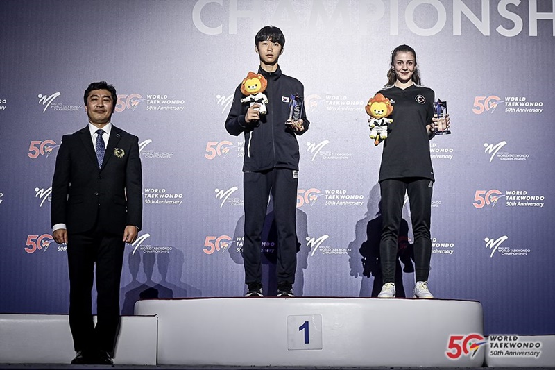 Male Most Valuable Player (MVP) Park Tae-joon (middle) of Korea and female MVP Merve Dincel (right) of Turkey at this year's World Taekwondo Championships on June 4 pose for photos while holding their awards at Baku Crystal Hall in Baku, Azerbaijan. (World Taekwondo)