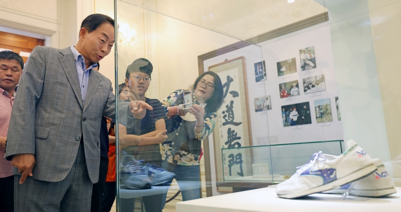 Kim Hyun-chul, son of the late former President Kim Young-sam and director of the Kim Young-sam Memorial Foundation, on June 3 tells visitors about the personal effects of presidents displayed at the exhibition 