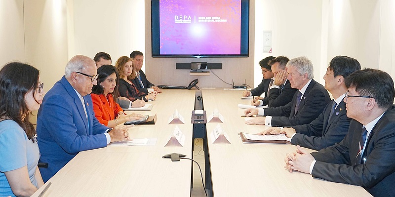 Minister for Trade Ahn Dukgeun (second from right) on the afternoon of June 8 attends a ministerial council meeting of the Organisation for Economic Co-operation and Development in Paris with trade ministers and vice ministers from Singapore, Chile and New Zealand. (Ministry of Trade, Industry and Energy)