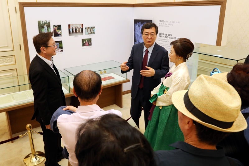 Kim Hong-eop (third from left), the son of former President Kim Dae-jung and chairman of the Kim Dae-jung Peace Center, on June 17 looks around the exhibition 