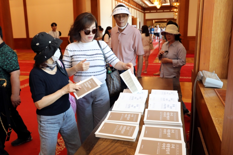 Visitors to the exhibition 