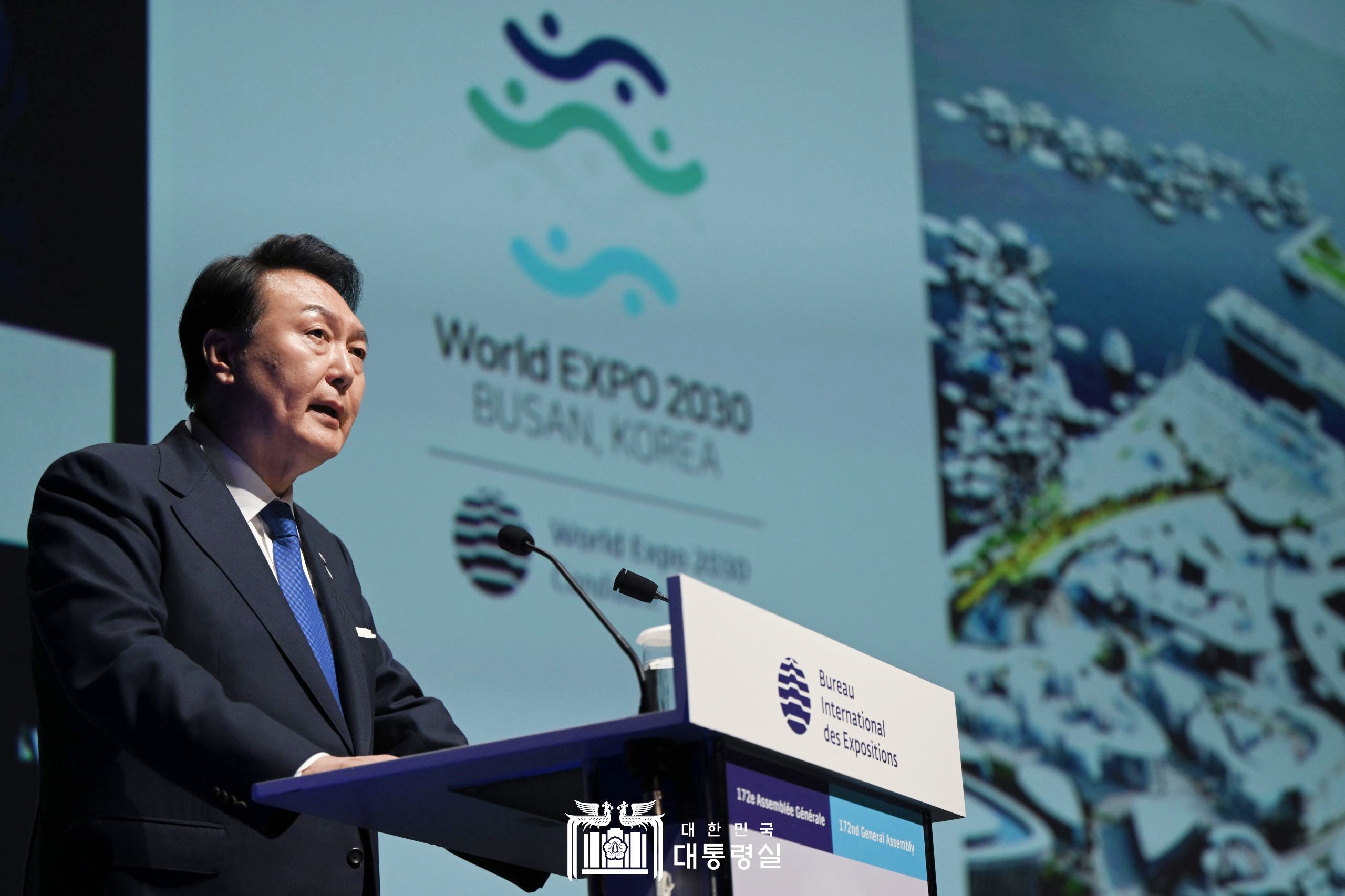 President Yoon Suk Yeol on June 20 makes a speech in English to promote Busan's bid for the 2030 World Expo at a presentation during the 172nd general assembly of the International Bureau of Expositions (BIE) in Paris.