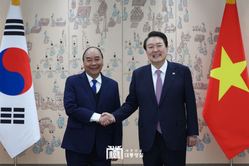President Yoon Suk Yeol (right) on the afternoon of Dec. 5 last year at the Office of the President in Seoul shakes hands with then Vietnamese leader Nguyen Xuan Phuc at their bilateral summit. (Office of the President) 