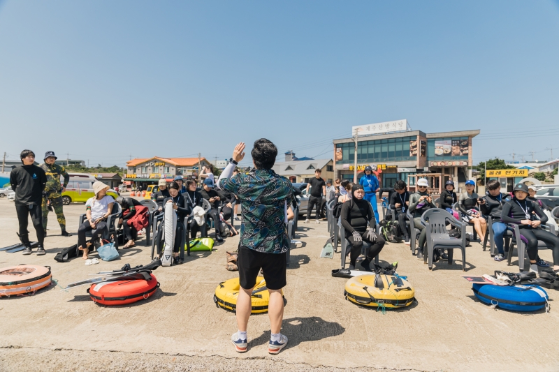 Free divers in the event (Jeju E-Run Trip) on June 2 listen to instructions before starting cleanup at Cheonjin Port in the township of Udo-myeon in Jeju City, Jeju Island. (Jeju Tourism Organization)
