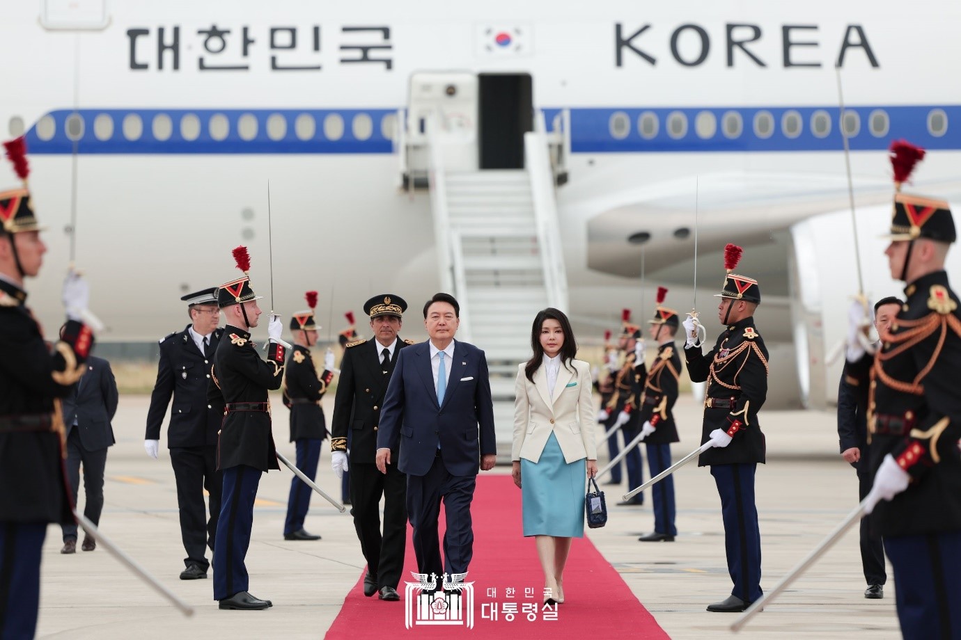 President Yoon Suk Yeol and first lady Kim Keon Hee on June 19 arrive at Paris-Orly Airport and inspect an honor guard. 