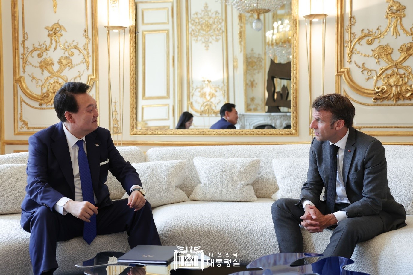 President Yoon Suk Yeol (left) and French President Emmanuel Macron on June 20 hold their bilateral summit at the French presidential office Elysee Palace in Paris. Both leaders agreed to expand mutual investment centered on cutting-edge technologies such as secondary batteries and expand cooperation in a multi-layered and groundbreaking way based on value solidarity.