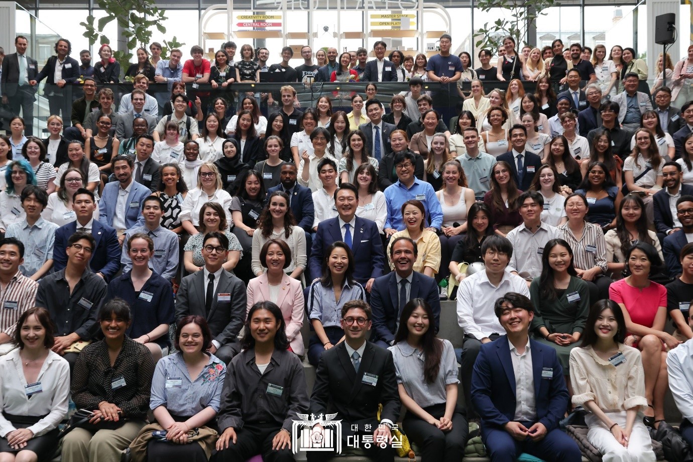 resident Yoon Suk Yeol on June 20 in Paris takes a photo with participants at a talk on future innovative generations of both countries at Station F, the world's largest startup campus. About 300 young people from Korea and France attended the event.