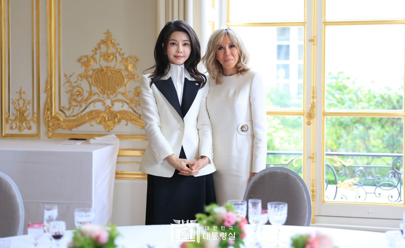 First lady Kim Keon Hee (left) on June 20 attends a luncheon hosted by French counterpart Brigitte Macron at the French presidential office Elysee Palace in Paris. First lady Kim said, 