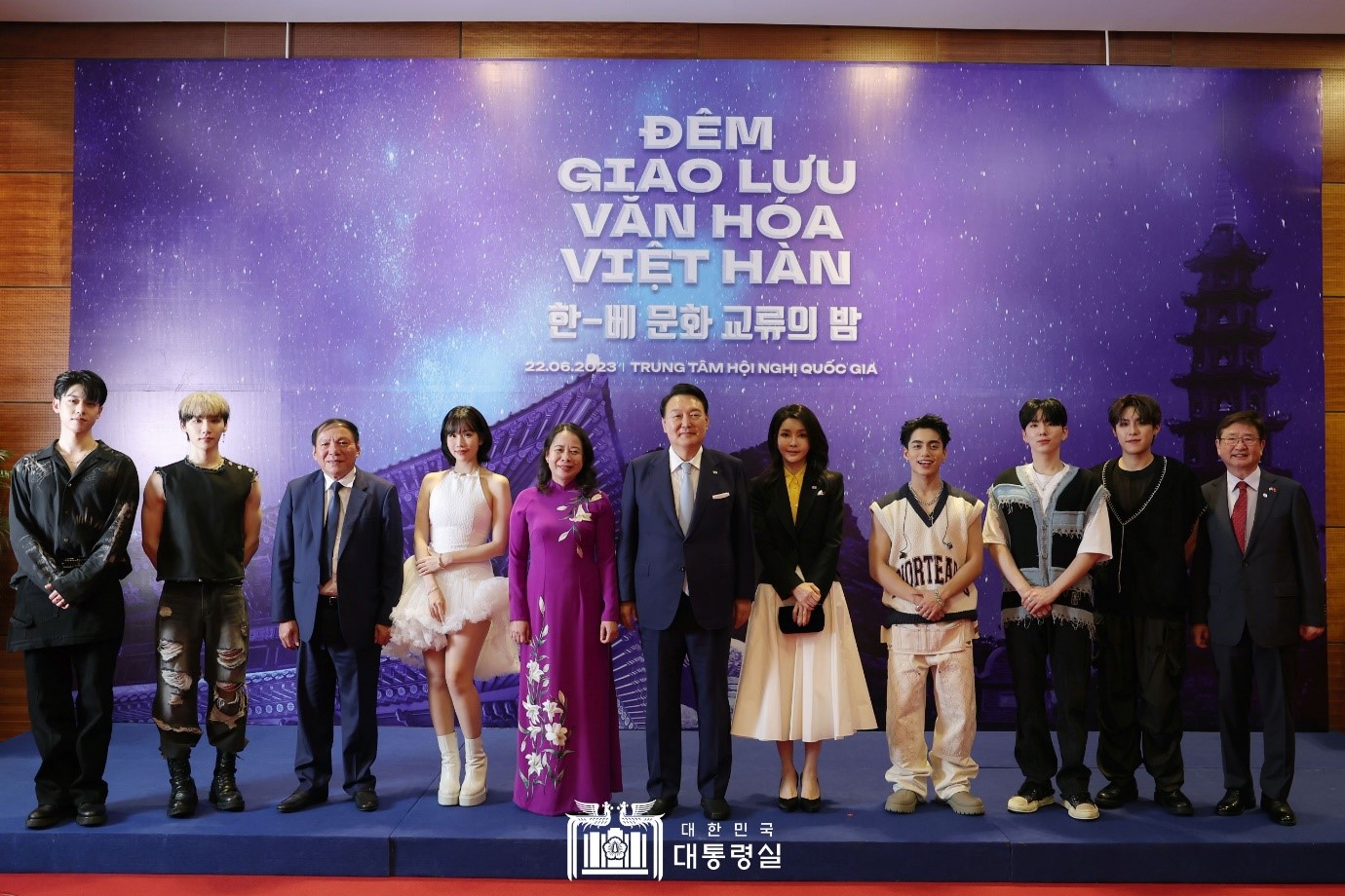 President Yoon Suk Yeol (middle) and first lady Kim Keon Hee (seventh from left) on June 22 take a photo with Vietnamese Vice President Vo Thi Anh Xuan (fifth from left) and singers from Korea and Vietnam at a cultural exchange evening event at Vietnam National Convention Center in Hanoi. Among the 3,000 people attending were businesspeople and government officials from both countries, Vietnamese fans of Hallyu (Korean Wave) and those learning Korean, and Koreans studying in Vietnam. The event sought to raise cultural understanding between the people of both nations and promote friendship between their future generations.