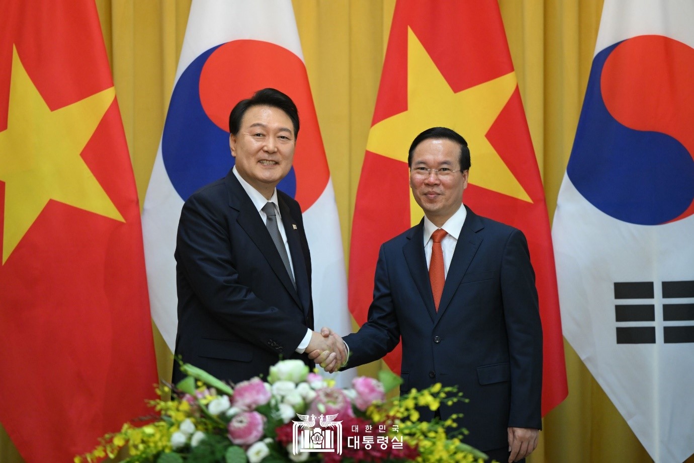 President Yoon Suk Yeol on June 23 shakes hands with Vietnamese President Vo Van Thuong at the Presidential Palace in Hanoi. During their bilateral summit, both leaders agreed to strengthen cooperation in supply chains of core minerals including rare earth minerals and speed up economic cooperation to achieve their goal of USD 150 billion in bilateral trade by 2030, as well as recognition of each side's international driver licenses. In a joint news released following their talks, the two sides signed 17 agreements and memorandums of understanding including one on the adoption of an action plan to launch their comprehensive strategic partnership.