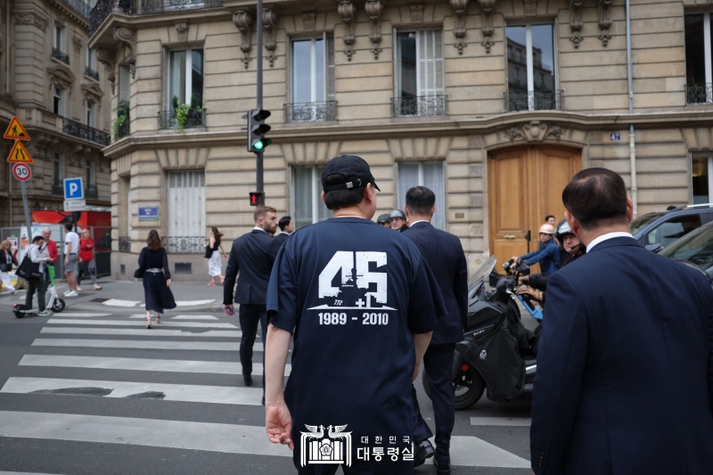 President Yoon Suk Yeol on June 20 walks around the streets of Paris wearing a cap and T-shirt that pays tribute to the naval corvette ROKS Cheonan, strolling around Monceau Park in front of his hotel for about 30 minutes. 