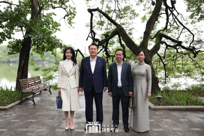President Yoon Suk Yeol (second from left) and first lady Kim Keon Hee (left) on June 24 take a photo with Vietnamese President Vo Van Thuong and his wife at Hoan Kiem Lake in Hanoi. Both presidential couples had breakfast at a nearby restaurant and pledged to further deepen and develop the 30-year friendship and partnership between both countries.
