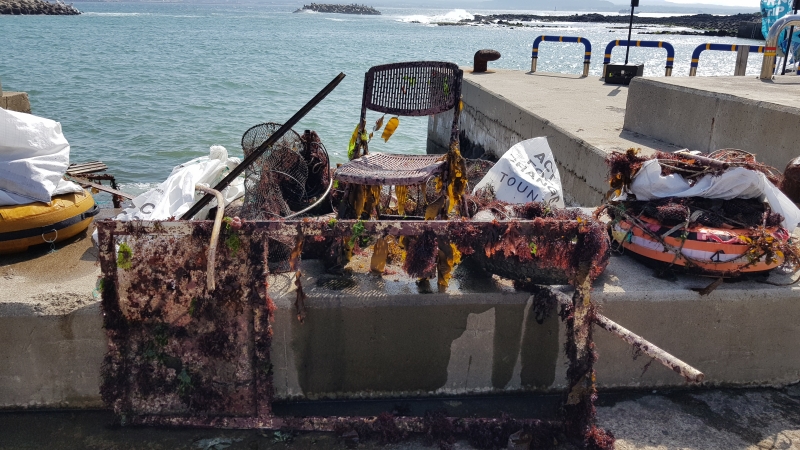 Shown is part of the debris collected by participants in the (Jeju E-Run Trip) at Cheonjin Port in the township of Udo-myeon in Jeju City, Jeju Island. (Kim Hyelin)