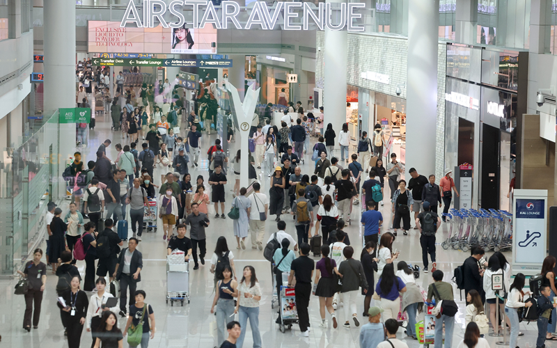 The duty-free area of the departure section of Terminal 1 of Incheon International Airport on July 2 is packed with passengers. (Yonhap News)