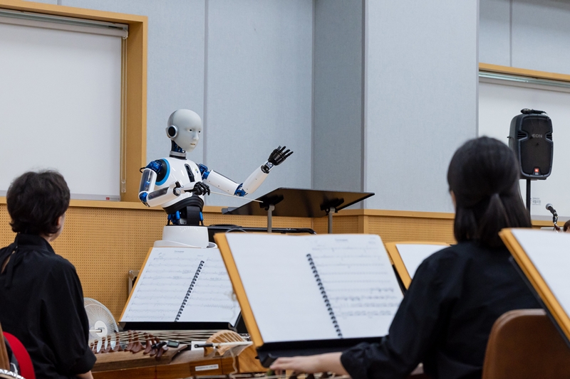 EveR 6 on June 26 does a conducting demonstration at Haeoreum Grand Theater of the National Theater of Korea in Seoul's Jung-gu District. (Kim Sunjoo) 