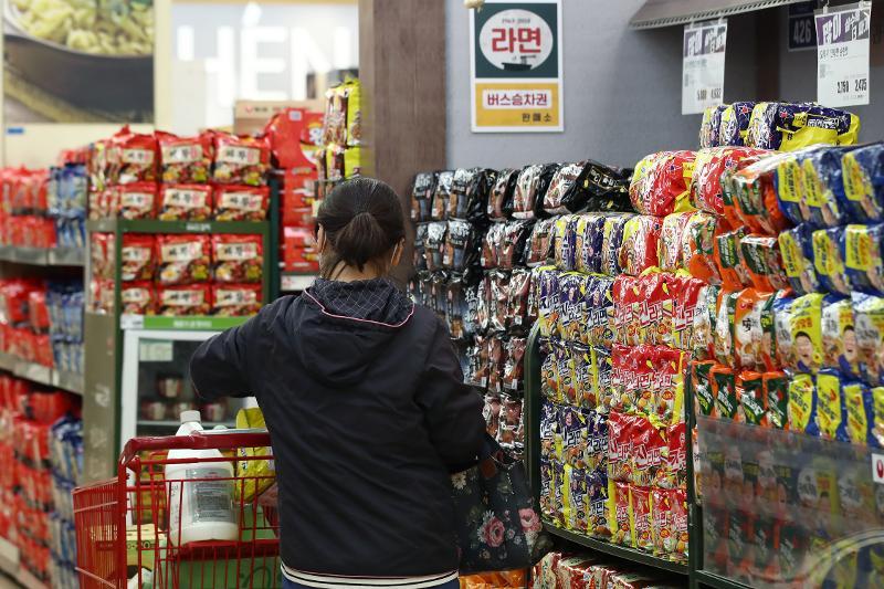Exports of ramyeon (instant noodles) in the first half of the year broke a record high for the period. Shown is the ramyeon section at a hypermarket in Seoul. (Yonhap News) 