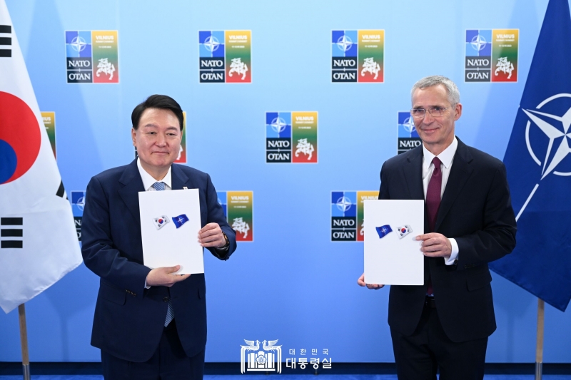 President Yoon Suk Yeol (left) and NATO Secretary General Jens Stoltenberg on July 11 pose for photos with each holding a signed copy of the ITPP document at Lithuanian Exhibition and Congress Centre, aka LITEXPO, the venue of the NATO Summit in Vilnius, Lithuania. 